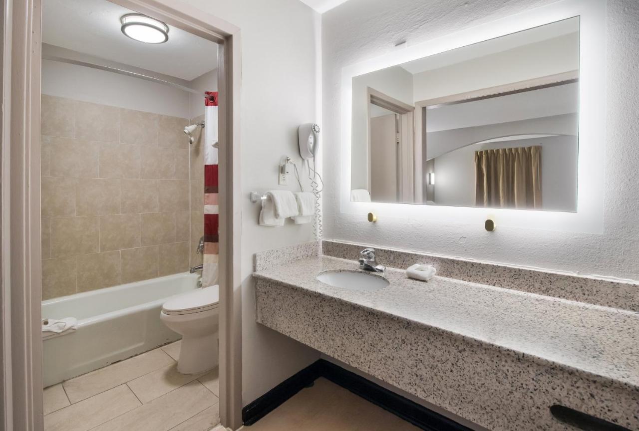 Red Roof Inn & Suites Jackson, Tn Dış mekan fotoğraf