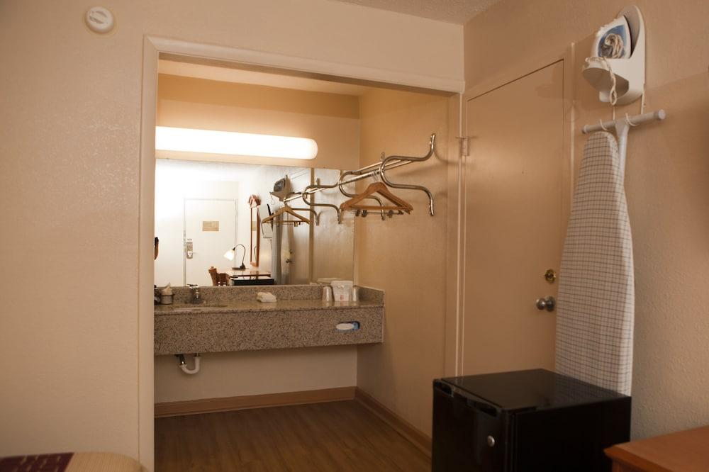 Red Roof Inn & Suites Jackson, Tn Dış mekan fotoğraf